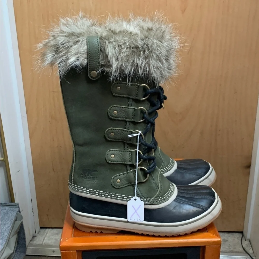 Sorel Black/ Olive Green Suede Winter Mid-Calf Boots. Size-7.5 Arctic Explorer